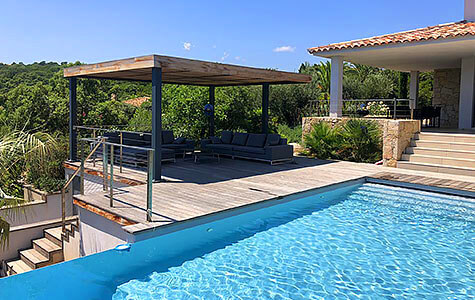 Location villa de luxe en Corse-du-Sud, vue terrasse et pergola