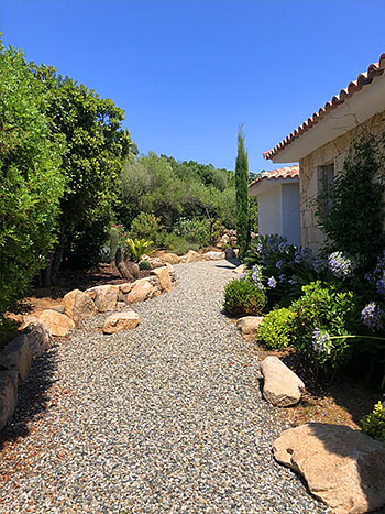 Location villa de luxe en Corse-du-Sud, vue terrasse et pergola