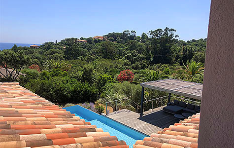 Location villa de luxe en Corse-du-Sud, vue sur la végétation et la mer depuis chambre