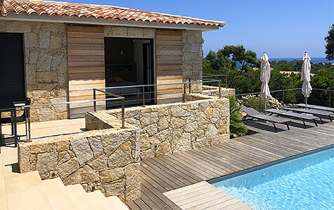 Location villa de luxe en Corse-du-Sud, vue sur la végétation et la mer depuis chambre